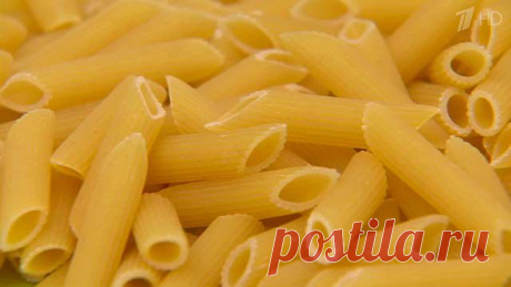 Перья с сыром фета

Макаронные изделия &quot;перья&quot; - 150 г. сыр фета – 250 г, лук – 1 шт., помидор – 1 шт., болгарский перец – 1 шт., чеснок – 2 зубчика, масло оливковое – 40 мл, зелень, соль – по вкусу.