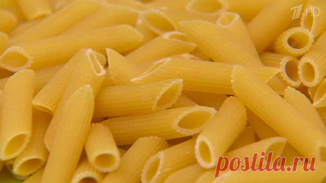 Перья с сыром фета

Макаронные изделия "перья" - 150 г. сыр фета – 250 г, лук – 1 шт., помидор – 1 шт., болгарский перец – 1 шт., чеснок – 2 зубчика, масло оливковое – 40 мл, зелень, соль – по вкусу.