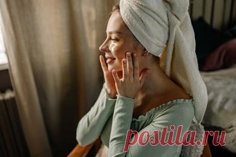 Раскрыт простой способ убрать отеки после новогоднего застолья. Пластический хирург Мадина Байрамукова рассказала, как избавиться от отеков в домашних условиях. Она посоветовала использовать дольки свежего огурца или картофеля, замороженные кубики черного или зеленого чая. Можно приготовить маску из йогурта без наполнителя, добавив в него ложку молотого кофе.