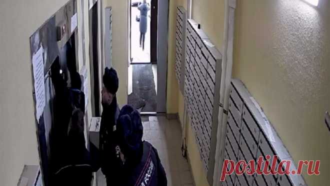Опубликованы кадры спасения пассажиров из рухнувшего лифта в многоэтажке Петербурга. Опубликовано видео с места падения лифта в многоэтажном доме по Новгородскому проспекту в Шушарах, проводится проверка. Об этом сообщает пресс-служба прокуратуры Петербурга. Людей из рухнувшей кабины лифта в 27-этажном доме в Шушарах ...