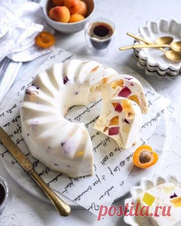 Сметанный торт с фруктовым желе Ингредиенты:Сметана &mdash; 600 гСливки 30-35% &mdash; 400 г&nbsp;Солёные крекеры &mdash; 100 г&nbsp;Желе фруктовые разноцветные &mdash; 3 пачки&nbsp;Ванильный сахар &mdash; 100 г&nbsp;Быстрорастворимый желатин &mdash; 20 гПриготовление:1. Готовим желе, следуя инструкциям на...