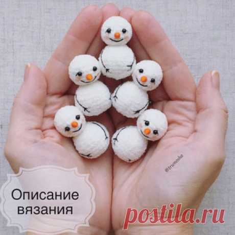 Снеговичок амигуруми. Схемы и описания для вязания игрушек крючком! Бесплатный мастер-класс от Марии @trunosha по вязанию маленьких снеговичков крючком. Высота вязаной игрушки примерно 4-5 см. Для изготовления таких сн…