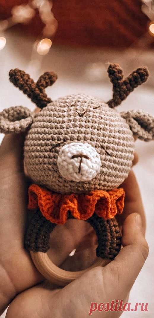 PDF Погремушка Олень крючком. FREE crochet pattern; Аmigurumi animal patterns. Амигуруми схемы и описания на русском. Вязаные игрушки и поделки своими руками #amimore - погремушка в виде оленёнка, маленький олень для малышей.