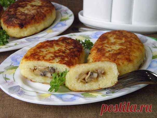 Картофельные зразы с грибами
#лакто_ово_вегетарианство@just_veg 

Ингредиенты: 

Картофель — 800 г 
Соль — по вкусу 
Перец черный молотый — по вкусу 
Яйцо — 1 шт. 
Мука пшеничная высшего сорта — 0,5 стак. 
Шампиньоны — 300 г 
Лук — 1 шт. 
Масло рафинированное — 30 мл 

Приготовление: 

1. Приготовьте продукты согласно списку ингредиентов. Шампиньоны можно заменить на вешенку, она тоже быстро готовится, но сам гриб чуть более грубый. Картофель тщательно вымойте и отварите в...