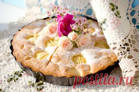 Шарлотка с яблоками, пошаговый рецепт с фото Шарлотка! Ах, шарлотка! Возможно ли найти в нашей стране семью, в которой не готовят щедрой осенью яблочную шарлотку? Я таких не знаю :) Не смотря на многообразие вариантов ее испол