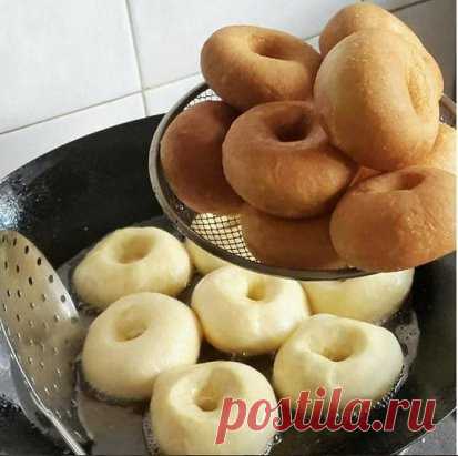Самые вкусные пончики 
Уже 2 раза их делала - обалденные! Мягенькие , прямо воздушные, с 
хрустящей корочкой! Начинку можно любую класть, мне очень понравилось с инжировым повидлом, а еще будет вкусно со свежей малиной, перетертой с сахаром, можно с заварным кремом ...
Тесто: 
Молоко - 500 мл.
Яйца - 2 шт.
Масло сл. или маргарин - 125гр.
Сахар - 2 ст.л. + 1ч.л.
Соль - 1,5 ч.л.
Дрожжи сухие - 11 гр. (пакетик)
Вода тёплая - 0,5 ст.
Мука - столько, что бы тесто не было тугим, но и не липло к рука