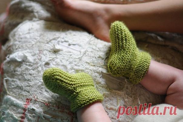 Простые пинетки на двух спицах

Эти пинетки вяжутся одной деталью на двух спицах от подошвы вверх, для завершения работы сшивается шов на подошве и заднике. Платочная вязка позволяет связать их очень быстро даже новичкам, т.к. в изделии в основном используются лицевые петли.
Простые пинетки на двух спицах
Размер: 3 (6-12) мес.
Плотность вязания:
19 п. и 25 р. = 10 см. лиц. гладью.
Понадобятся:
55 (65-75) метров пряжи (толщиной около 150 м. в 100 г.)
Спицы № 4.5 или иной ра...