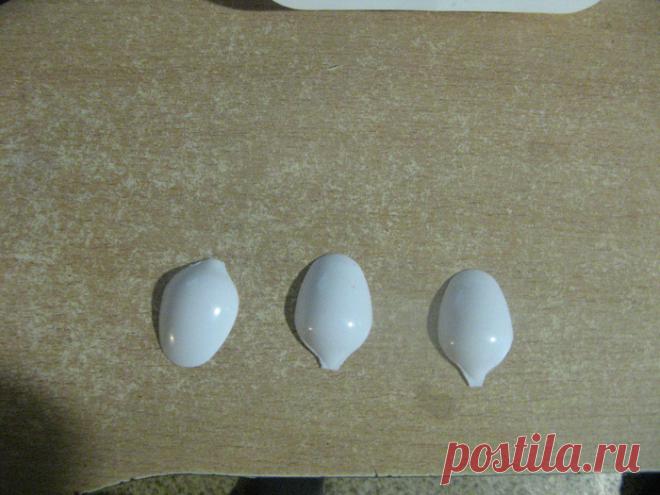 Божьи коровки из одноразовых ложечек.