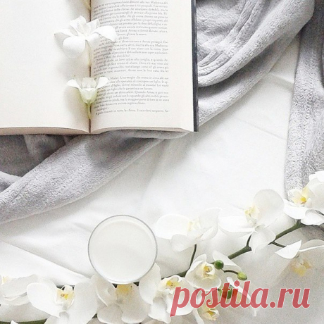 10 книг, которые позволят за полчаса слетать в новую жизнь и вернуться обратно

Короткие рассказы хороши тем, что на них нужно не больше получаса. Только подумайте: мы с головой уходим в произведение, а потом выныриваем — и все за какие-то 30 минут.

Предлагаем 10 авторских сборников с рассказами, которые превратят поездку в метро или ожидание в очереди в короткое незабываемое приключение.

1. Рэй Брэдбери, «Лекарство от меланхолии»
«Когда все потеряно, остается надежда», ...