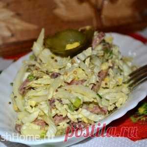 Салат из пекинской капусты с колбасой и маринованными огурцами