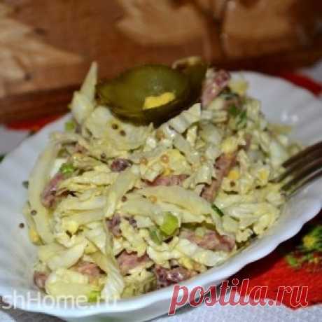 Салат из пекинской капусты с колбасой и маринованными огурцами