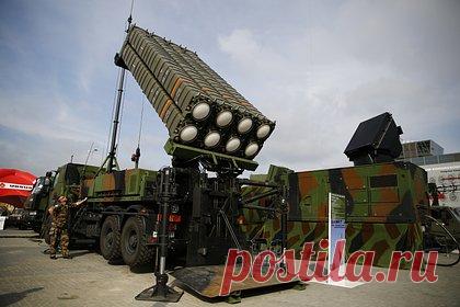 Украинские военные прошли обучение в Италии перед отправкой Киеву ЗРК. Порядка 20 военных Вооруженных сил Украины прошли обучение в итальянском на военной базе в итальянском городе Сабаудия в преддверии отправки Киеву зенитных ракетных комплексов SAMP/T. Теперь ЗРК должны перевезти на Сардинию, где, возможно, украинским солдатам будет разрешено провести стрельбы.