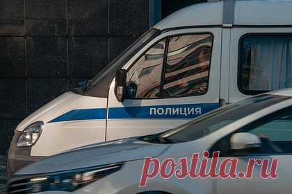 Пьяного россиянина задержали за вторую попытку поджечь военкомат. Полиция Уфы Республики Башкортостан задержала 21-летнего местного жителя, который дважды пытался поджечь здание военкомата. На этот раз сотрудники правоохранительных органов изъяли у подозреваемого горючую смесь и зажигалку. Мужчина оказался ранее судим. Проводится проверка.
