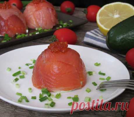 Изумительная закуска которая покорит вас как своим вкусом, так и видом!!! Одна из моих самых любимых праздничных закусок. Вкус действительно потрясающий, как по мне все просто идеально - соленая рыбка, нежный сливочный сыр, освежающий авокадо и легкая пикантность чесночка))) Сколько бы не готовила