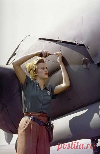 Работница завода, собирающая Lockheed P-38 Lightning, Калифорния, 1944 г. / История цивилизаций!