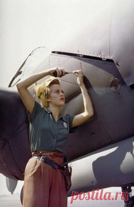 Работница завода, собирающая Lockheed P-38 Lightning, Калифорния, 1944 г. / История цивилизаций!