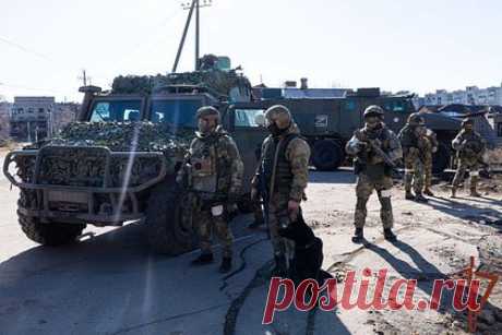 Росгвардейцы разминировали дорогу и ликвидировали схрон с оружием в ДНР. Росгвардейцы разминировали дорогу и ликвидировали опасный для граждан схрон с оружием в Донецкой народной Республике (ДНР). Инженерно-саперное подразделение заметило более 40 неразорвавшихся 82-миллиметровых минометных снарядов около автотрассы в Волновахском районе. Росгвардейцы оцепили территорию.