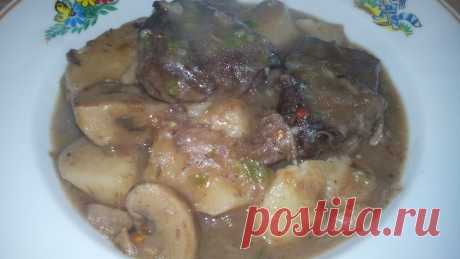 Мясо с овощами и грибами, тушеное в вине