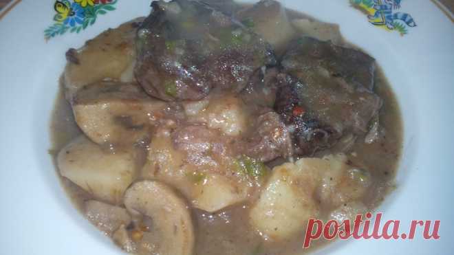 Мясо с овощами и грибами, тушеное в вине