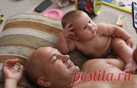 Пап, я не пойму, чё эта женщина от нас хочет?!!! )))