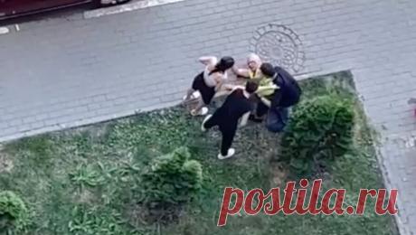 Российские подростки жестоко избили пенсионера. В Липецке двое подростков жестоко избили пенсионера во дворе дома. Видео, снятое одним из очевидцев ЧП из окна, опубликовал Telegram-канал "Липецк с огоньком". На нем двое молодых людей избивают пожилого мужчину, который лежит ...