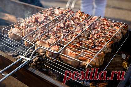 В Приморье приготовили рекордное количество шашлыка. В Приморье на центральной площади Михайловки приготовили 270 килограммов шашлыка по-американски – барбекю. Организатором выступила компания «Русагро», она пригласила на мероприятие 20 поваров из ресторанов Владивостока. Отмечается, что несмотря на холодный ветер и едкий дым, зрители не расходились.