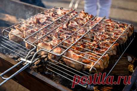 В Приморье приготовили рекордное количество шашлыка. В Приморье на центральной площади Михайловки приготовили 270 килограммов шашлыка по-американски – барбекю. Организатором выступила компания «Русагро», она пригласила на мероприятие 20 поваров из ресторанов Владивостока. Отмечается, что несмотря на холодный ветер и едкий дым, зрители не расходились.