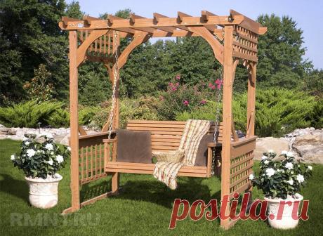 Как сделать садовые качели из дерева своими руками: фото По назначению садовые качели сродни лавочке — отдых на свежем воздухе в тени деревьев или навеса. Отличия конструкции лишь в «точке опоры» — сиденье лавочки стоит на ножках, а качели подвешены на балке. Исходя из этого, мы и рассмотрим разные варианты деревянных качелей, сделанных своими руками.