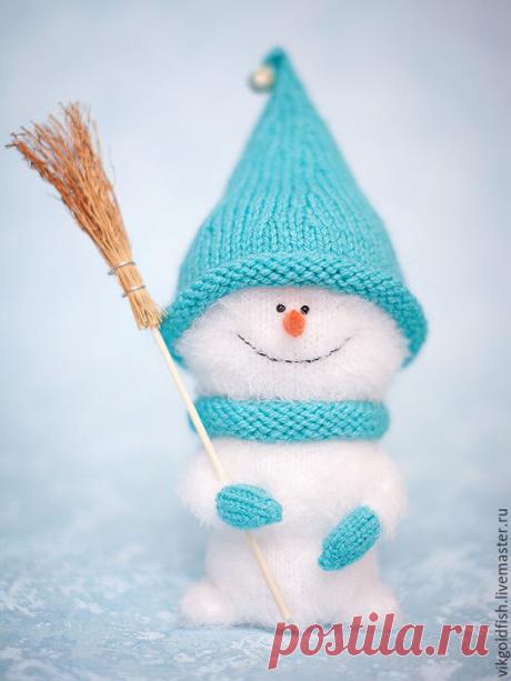 Вяжем спицами симпатичного снеговичка