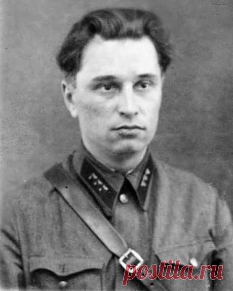 Настоящий комиссар полка НКВД: «…Немцев бью, окружен кругом. Ни шагу назад…» Читая современные труды по истории, можно сплошь и рядом узнать про то, как полки НКВД использовали в качестве заградотрядов, стоявших на сложных участках, в том числе и в Сталинграде за спинами бойцов на передовой...