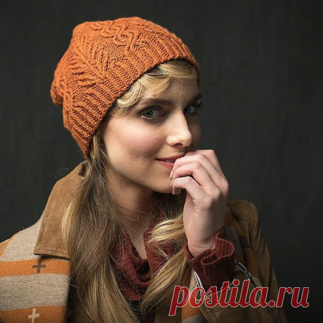 ЖЕНСКАЯ ШАПКА "TREE BOUGHS & TRAILS" HAT BY CLARE LAKEWOOD.

Размеры:
Окружность – 43 (47, 51) см,
Высота – 23.5 (23.5, 25.5) см.
Необходимые материалы:
Пряжа Stonehedge Fiber Mill Shepherd’s Wool Worsted (100% мериносовая шерсть; 229 м / 113 грамм в мотке) – 1 моток.
Необходимые инструменты:
Круговые спицы № 4 и № 4.5 длиной 60 см, обоюдоострые спицы № 4.5, маркеры петель, дополнительная спица, гобеленовая игла.
Плотность вязания:
27 петель и 27.5 рядов = 10 см рисунка, в...
