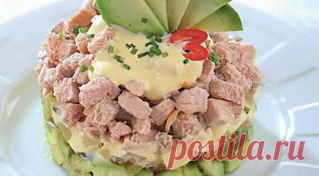 Салат с запеченным мясом и авокадо
