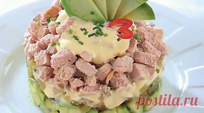 Салат с запеченным мясом и авокадо