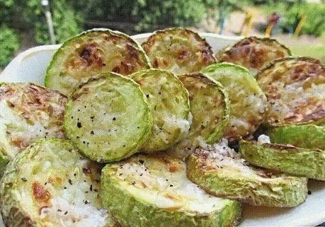 8 блюд из кабачков на любой вкус
1. Кабачки, обжаренные по фритюре.
Нарежьте полкило кабачков ломтиками. Смешайте 1 стакан муки, 1 столовую ложку разрыхлителя и 1/2 столовой ложки соли, а в другой миске соедините яйцо, стакан молока и 2 столовые ложки растительного масла. Слегка взбейте и аккуратно добавляйте к муке, размешивая до однородности. Оботрите ломтики кабачка насухо и, при желании, обваляйте в небольшом количестве муки, а затем по одному опускайте их в кляр. Обжаривайте во фритюре из х