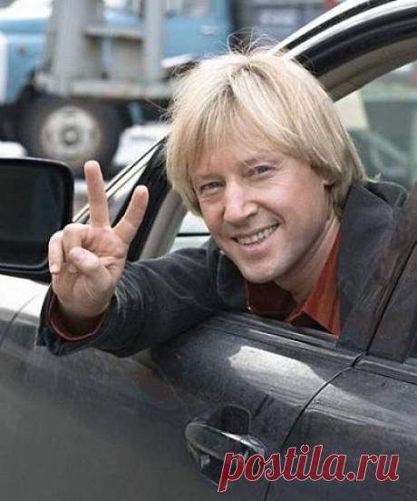 Вся жизнь Харатьяна состоит из счастливых случаев. Например,его подруга,собираясь на пробы фильма«Розыгрыш»,взяла с собой Диму, вспомнив,что тот играет на гитаре.Позже случай привел его на съемки фильма«Зеленый фургон».