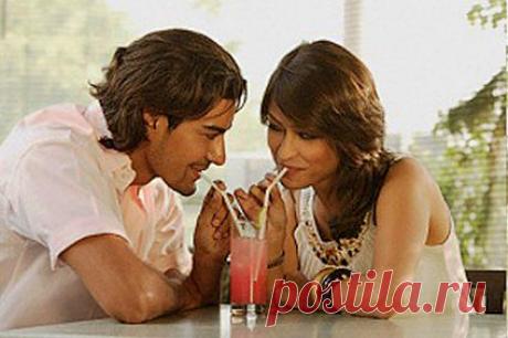 Поведение влюбленного мужчины.
Поведение мужчины, который влюблен, несколько отличается от поведения влюбленной женщины. В частности женщинам свойственно открыто выражать свои чувства к представителю сильного пола. А вот мужчина, напротив, может вести себя абсолютно обычно при встречах со своим предметом воздыхания.