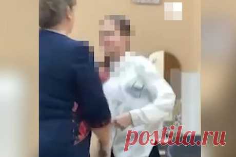 Российская учительница подралась с пятиклассницей и попала на видео. Учительница географии из школы №34 в Красноярске подралась с пятиклассницей из-за курения. Потасовку засняли одноклассники девочки. На появившихся кадрах видно, как россиянка толкает школьницу и пытается заламывать ей руки. Девочка сопротивляется и кричит на учительницу.