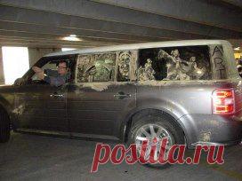 Рисунок на грязном авто-стекле.