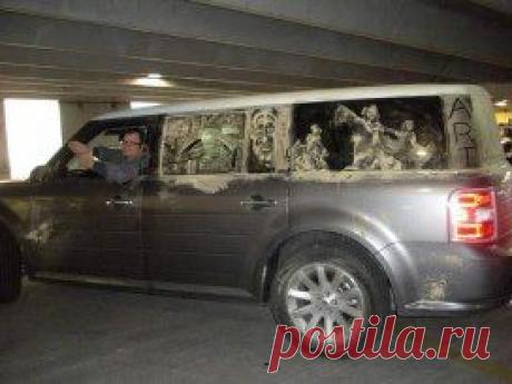 Рисунок на грязном авто-стекле.