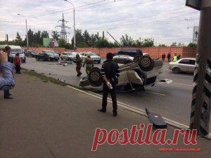 Утром 29 августа 2014 года в Омске на одной из центральных улиц, а именно на улице Красный Путь произошло дорожно-транспортное происшествие в котором участвовало 6 автомобилей.

ДТП произошло в районе дома № 73 — это практически самый центр Омска. 38-летний водитель автомобиля Mazda ехал по Красному Пути в направлении центра со стороны улицы Рабиновича и при перестроении совершил столкновение с автомобилем Mitsibishi Airtrek, который вследствие удара опрокинулся, а затем еще столкнулся c...
