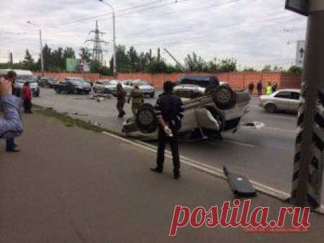 Утром 29 августа 2014 года в Омске на одной из центральных улиц, а именно на улице Красный Путь произошло дорожно-транспортное происшествие в котором участвовало 6 автомобилей.

ДТП произошло в районе дома № 73 — это практически самый центр Омска. 38-летний водитель автомобиля Mazda ехал по Красному Пути в направлении центра со стороны улицы Рабиновича и при перестроении совершил столкновение с автомобилем Mitsibishi Airtrek, который вследствие удара опрокинулся, а затем еще столкнулся c...
