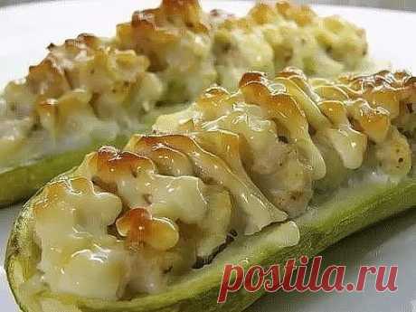 Кабачки, фаршированные курицей и овощами
Приготовление блюда займет у хозяйки от 40 до 60 минут. Кабачки для него лучше выбирать крупные или средние. Тогда вкусной начинки поместится больше. 
Ингредиенты: 
1 кабачок; 
1 куриное филе; 
1 томат; 
половинка болгарского перца; 
1 небольшая морковка; 
половинка репчатого лука; 
сливочное масло; 
кари; 
соль; 
зелень. 
Приготовление: 
Разрезаем кабачок вдоль и очищаем от сердцевины. 
Мелко нарезаем куриное филе. Обжариваем до золотистого цвета на