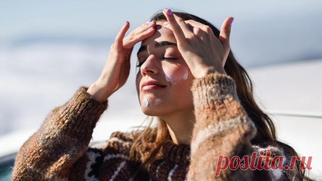 Дерматолог назвала способы защитить сухую кожу зимой. В холодную погоду кожа зачастую становится сухой и раздраженной, поскольку на ее состоянии негативно сказываются ветер, мороз, сухой воздух в помещениях и гормональные изменения. В это время важно грамотно подобрать уход, чтобы сохранить ...