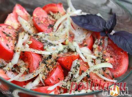 Топ-10 бесподобных закусок 1. Закусочка вкусная Ингредиенты: -Свежие помидоры — 0,5 кг. или 4 средние -Лук репчатый — 1 головка Для маринада: -4 ложки растительного масла -2 ст.л. лимонного сока -1 ч.ложка сушеного базилика -1 ч.ложка меда -3 зубчика чеснока -на кончике ножа — соль. -Красный молотый перец(я взяла 1 маленький засушенный стручок) Приготовление: Помидоры нарезать кружочками, лук — полукольцами Приготовить маринад —