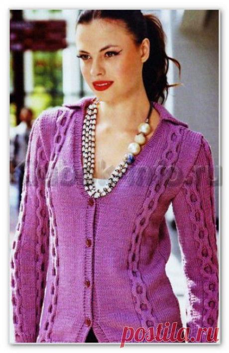 Вязание спицами. Женские модели. Однотонный жакет V вырезом, на пуговицах, с рельефным узором. Размеры: 42