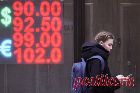 Курс евро опустился ниже 96 рублей. Курс евро в ходе торгов на Московской бирже (Мосбирже) в моменте опустился ниже отметки в 96 рублей. Об этом свидетельствуют данные площадки. Однако ближе к 12:42 по московскому времени котировки европейской валюты незначительно укрепились к российской и достигли уровня в 96,08 рубля.