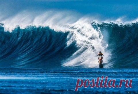 Австралиец оседал волну на байке