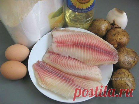 Очень вкусная рыбка

Ингредиенты:

●4 тушки тилапии (или другой белой рыбы, например, трески, пикшы и т.д.)
●2 яйца
●4 картофелины
●2 ст. л. муки + мука для обвалки
●подсолнечное масло
●соль

Приготовление:

Картошку трем на крупной терке. Отжимаем руками, чтобы ушла лишняя влага.
Добавляем яйца, муку, соль и перемешиваем.
Тушки тилапии обваливаем с двух сторон в муке.
С двух сторон прижимаем к рыбе картофельную массу. Аккуратно кладем рыбу на сковородку с разогретым масло...