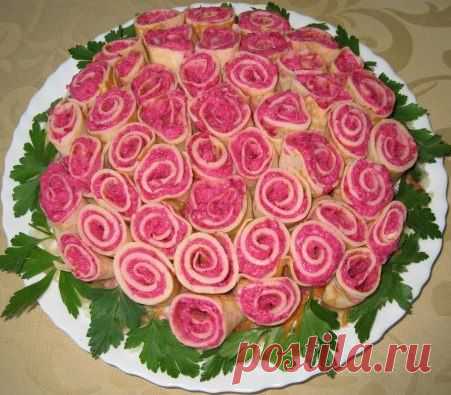 Праздничное меню. Салат "Букет роз" с грецкими орехами, куриным филе и шампиньонами