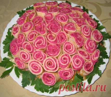 Праздничное меню. Салат "Букет роз" с грецкими орехами, куриным филе и шампиньонами